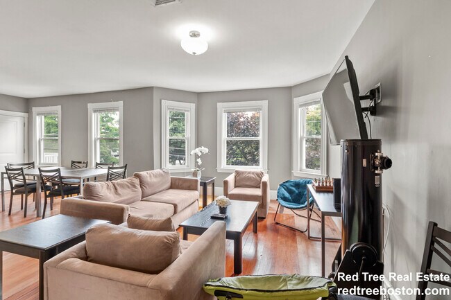 139 Adams St unit 5-bed 2-bathU2, Waltham, MA 02453 - photo 5