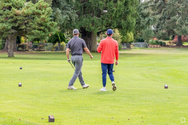 Horizon Pointe's golfers can join the Indian Summer Golf and Country Club.