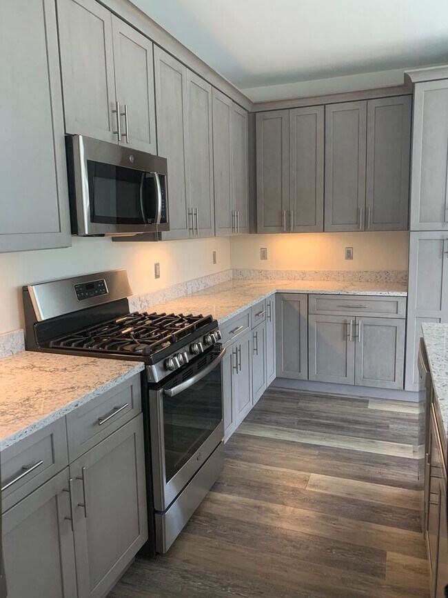 One Dutchess Luxury Waterfront 1, 2, & 3 Bedroom Apartments homes, Poughkeepsie, NY 12601 - photo 2