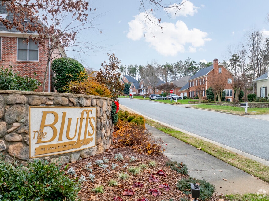 NH_TheBluffs_536639_P2_V1_KN_052225