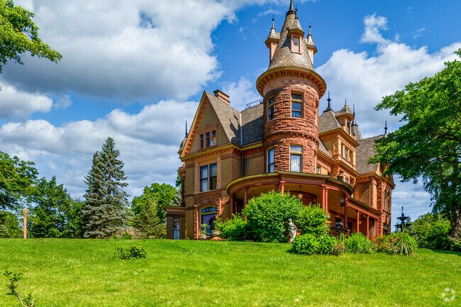 Henderson Castle includes a first-class restaurant, h ChopHouse, in West Douglas.