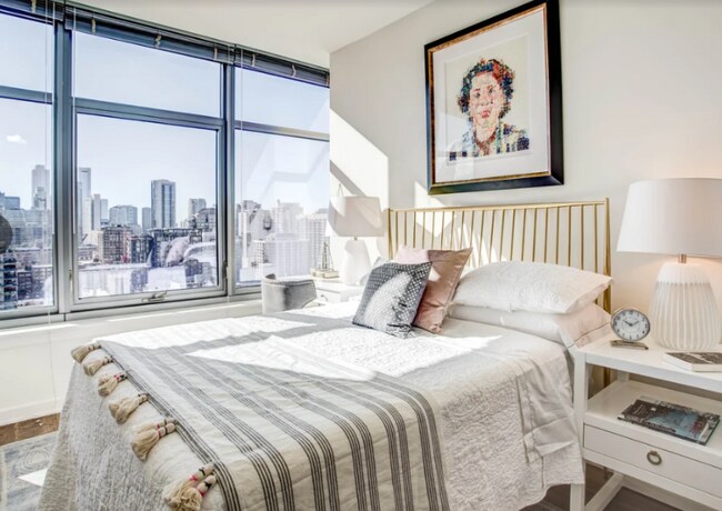 341 W Chestnut St, Chicago, IL 60610 - photo 2