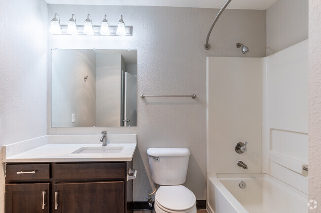 2BR, 2BA - 871SF