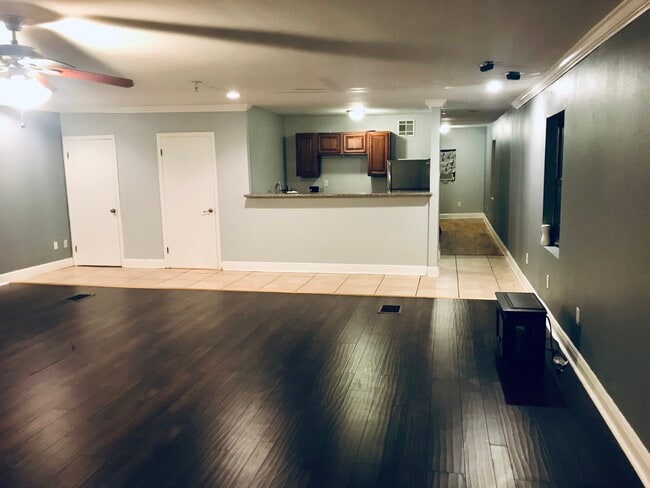 2135 Mirabeau Ave unit HUGE 1BDR ALL UTILIT, New Orleans, LA 70122 - photo 3