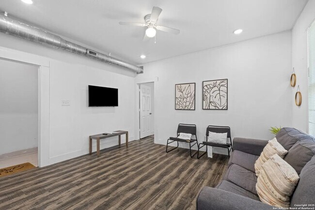 402 E Dewey Place unit 202, San Antonio, TX 78212 - photo 4