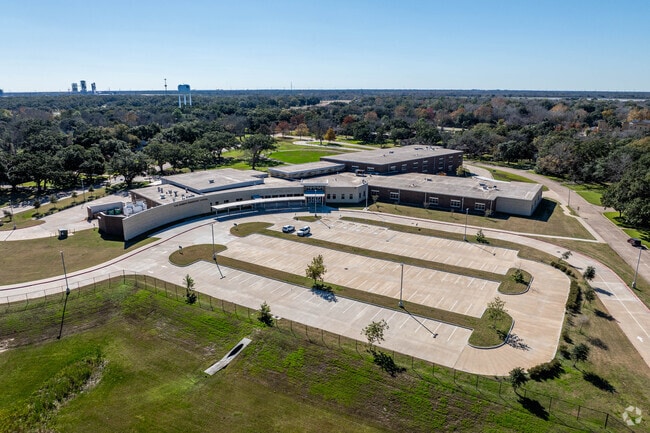 O.M. Roberts Elementary is located in southwestern Lake Jackson, Texas.