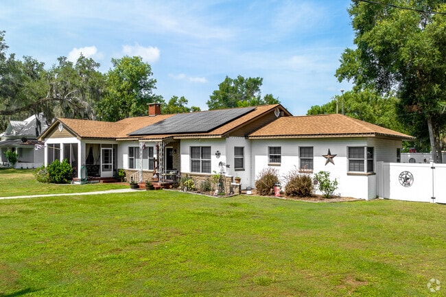 Detached houses in Fort Meade are smaller than the national average.