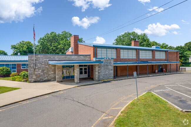 Kendall Elementary School is conveniently located on Fillow Street in Spring Hill.