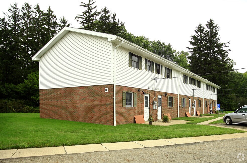 Grove Manor Apartments, Middlefield, OH 44062 - photo 1