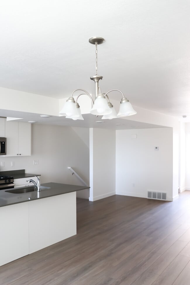 182 S Bushnell Way, Clearfield, UT 84015 - photo 3