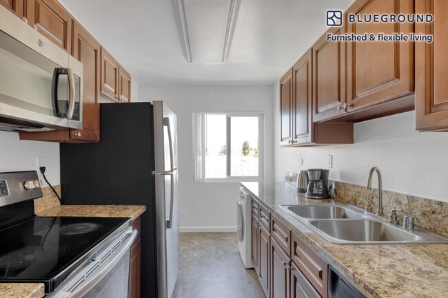 6121 Glade Ave unit FL4-ID699, Los Angeles, CA 91367 - photo 6