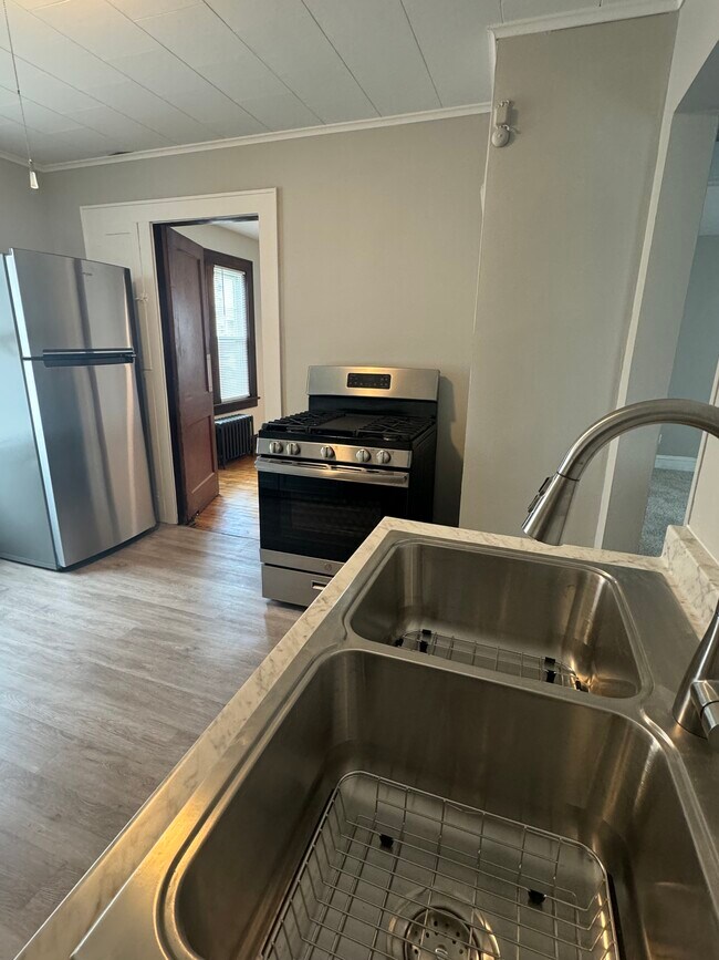 12 Rogers St unit 12 Rogers Street, New London, CT 06320 - photo 2