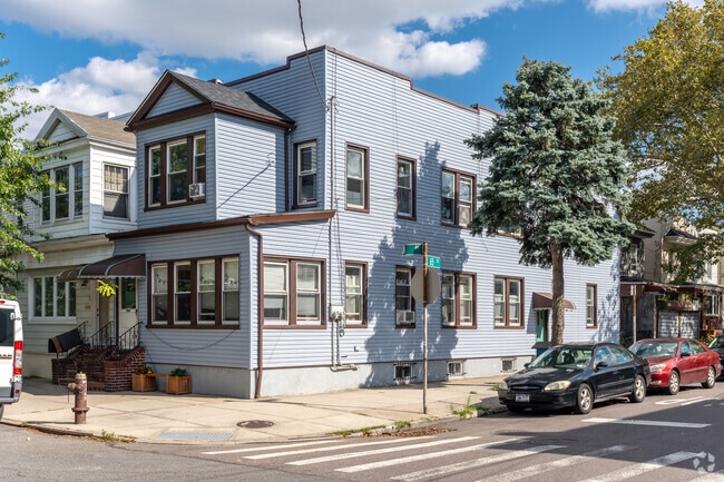 Smaller side streets of Ridgewood contain single family homes of varying size and style.
