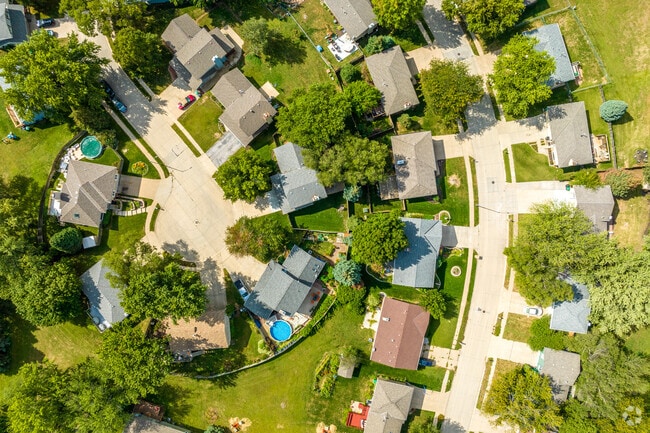 Winding streets and cul-de-sacs make the expanse of Willow Wood feel quaint.