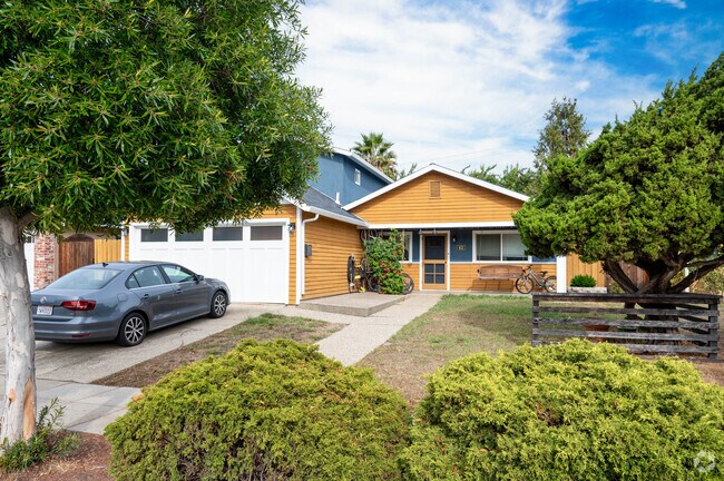 There are plenty of different styles of homes in the Homeview neighborhood.