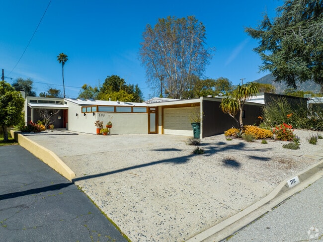 Find midcentury homes that are a part of the park planned development in Altadena.