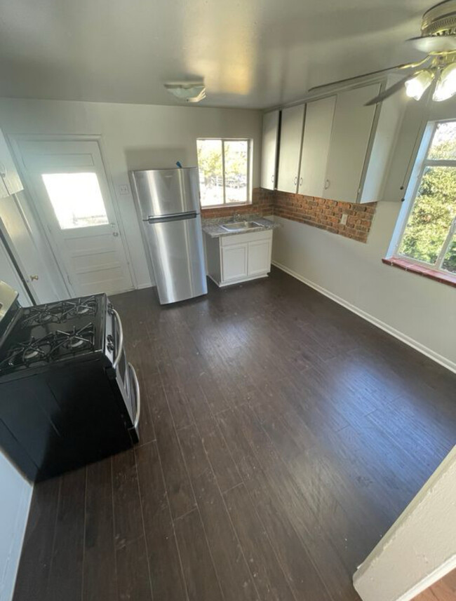 Open kitchen with eating area