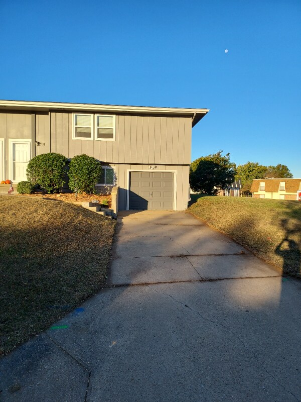 801 Dondee Dr, Manhattan, KS 66502 - photo 2