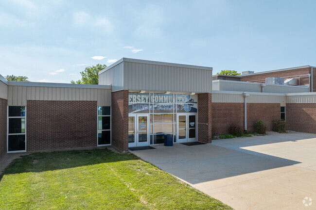 Illini Middle School has a student to teacher ratio of 15:1.