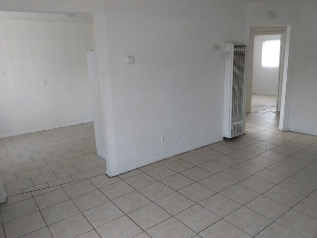 3720 E Clay Ave unit D, Fresno, CA 93702 - photo 3