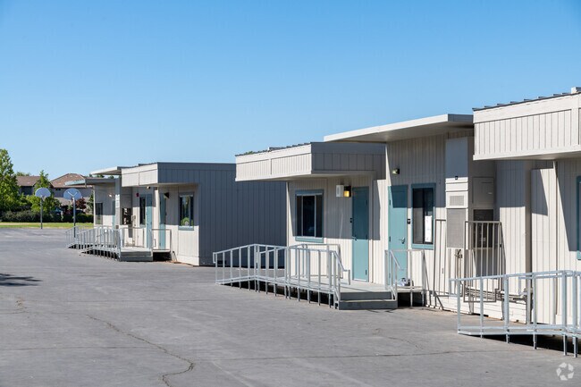 Barbara Chilton Middle School - School Features - Outdoor Portable Classrooms _8500074
