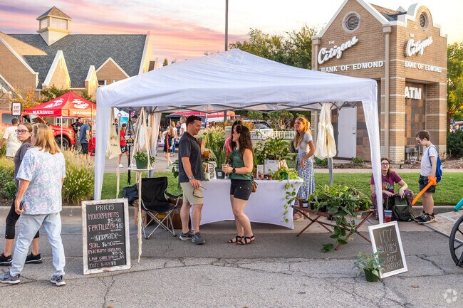 Heard on Hurd draws many people from Capitol View.