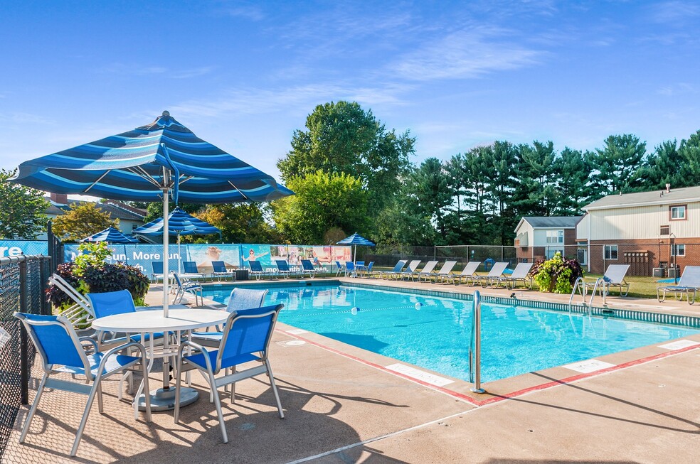 Oxford Manor Apartments and Townhomes, Mechanicsburg, PA 17055 - photo 1