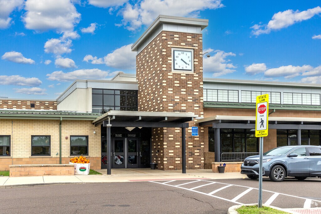 Davis Elementary School is a K-5th Grade school.