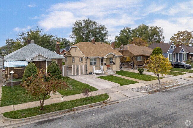 Bungalows of various colors abound in Jefferson.