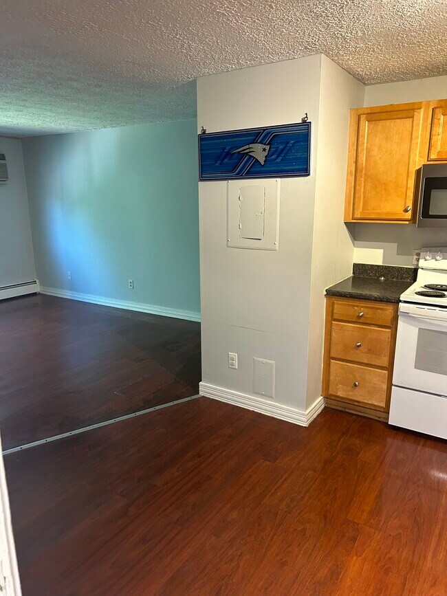 545 Calef Rd unit 28, Manchester, NH 03103 - photo 3