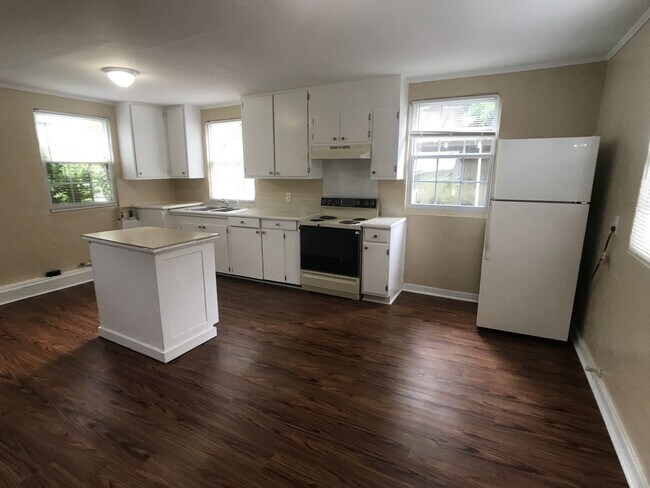 1122 E 37th St, Savannah, GA 31404 - photo 2