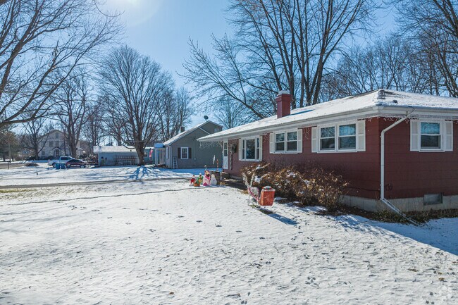 Ranch-style homes with vinyl siding are popular in Lisbon, IL.