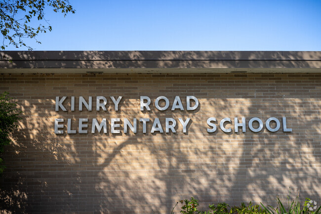 Kinry Road Elementary School has 371 students in grades PK, 3-6.