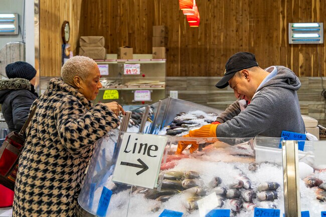 Giant Farmers Market provides fresh produce and meats near South Hackensack.