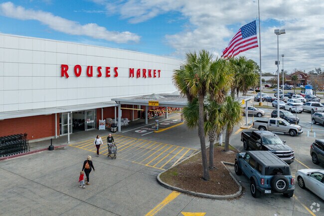 Rouses Market near Kraemer stocks groceries and local goods.