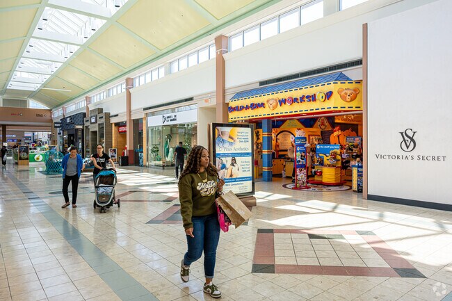 Pembroke Lakes Mall offers shopping and dining in Pembroke Pines.