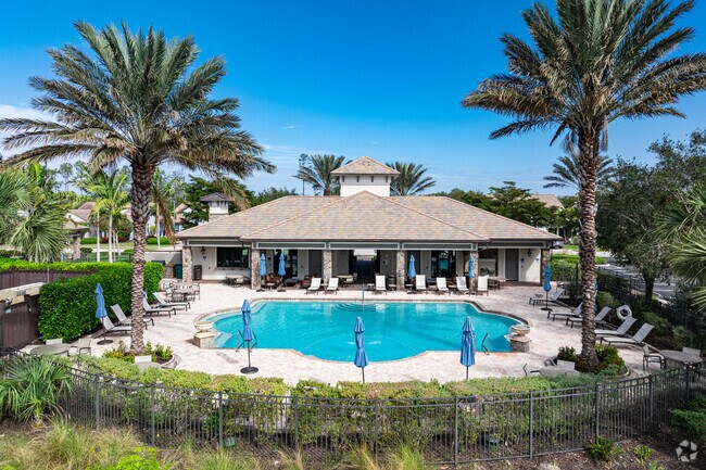 Camden Lakes features a swimming pool, fitness center, and lounge.