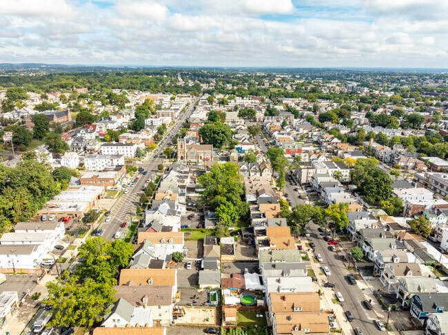 North Broadway has easy access to public transit, schools, and parks.