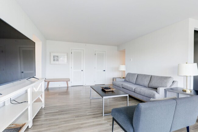 1550 Clarendon Blvd unit FL7-ID1024599P, Arlington, VA 22209 - photo 2