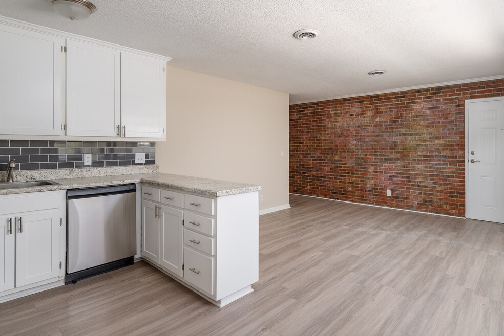 Mendenhall Square, Greensboro, NC 27403 - photo 1