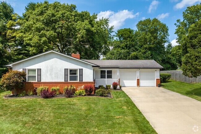 Streets in Walnut Hills are line with well maintained midcentury homes.