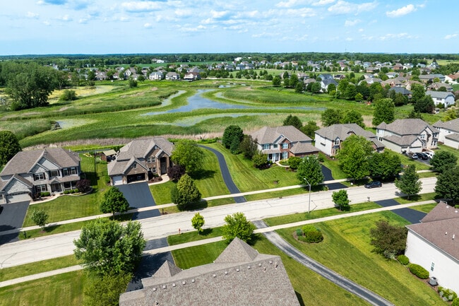 The careful design of walking trails and integrated preservation areas beautifies Nelson Lake.