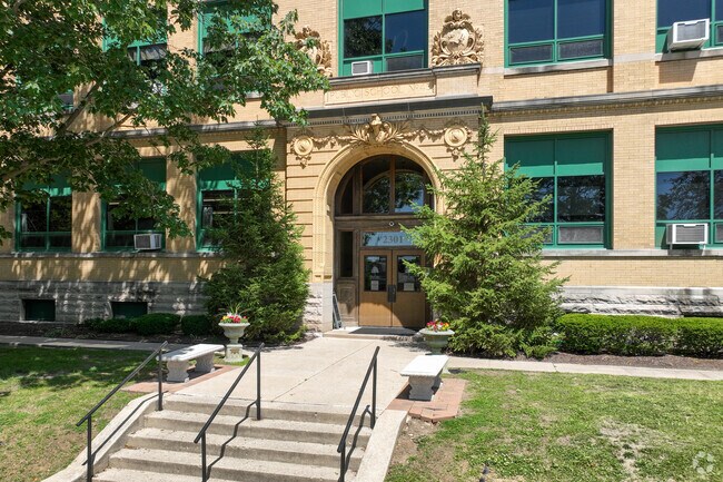 The Oaks Academy is a highly rated school in Near Northside.