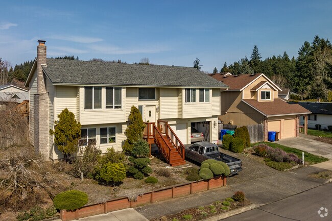 Experience spacious living in a stylish split-level home in Centennial-Gresham—where comfort meets modern design.