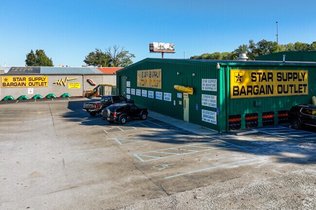 Find closeout bargains for home, shop and industry at Star Supply Bargain Outlet in Oak Hill.