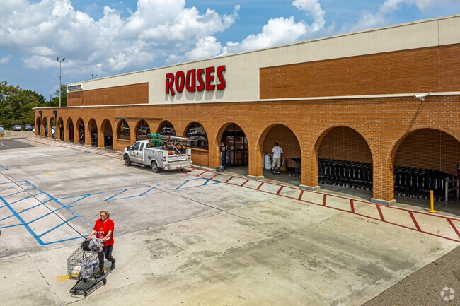 The Bissonet Plaza neighborhood features Rouses Market, which celebrates the Gulf Coast’s unique culture, history and cuisine.