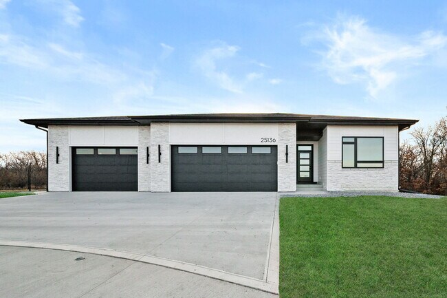 17815 Goodman Dr unit 36748300, Urbandale, IA 50323 - photo 2