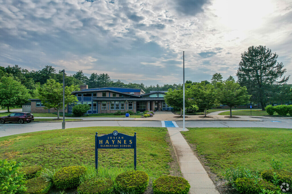 Josiah Haynes Elementary School sign and entrance in Lincoln Sudbury.