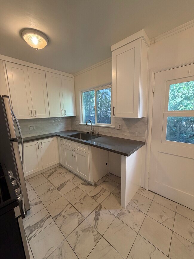 143 N Maple St unit 143.5, Burbank, CA 91505 - photo 3