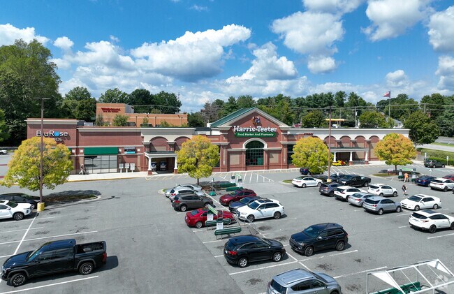 Harris Teeter is another popular grocer in New Sherwood Forest